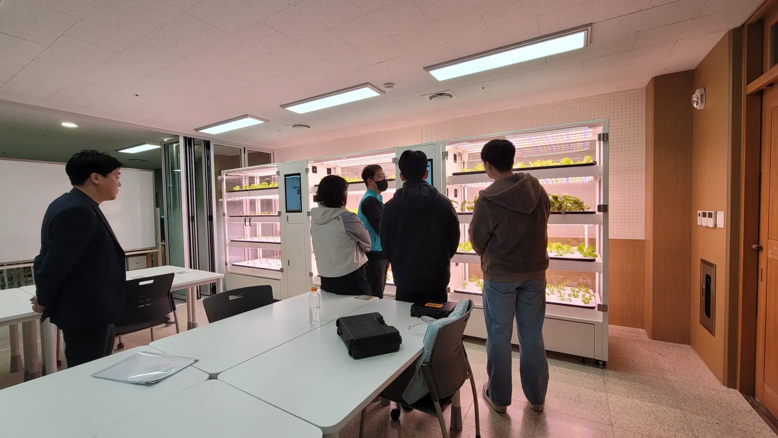 경남 거창 나래학교에 설치된 스마트팜 모듈을 함께 살펴보는 방문자들